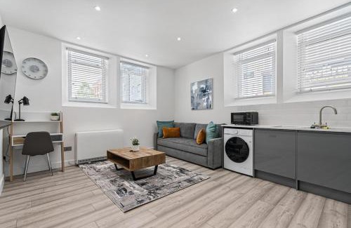 Swindon Apartment | The Nook - 2 min from Station - Free Parking - Courtyard