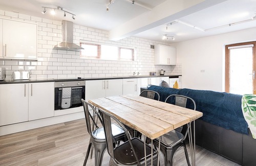 St. Thomas House | The Nook, Close to Swansea City Centre