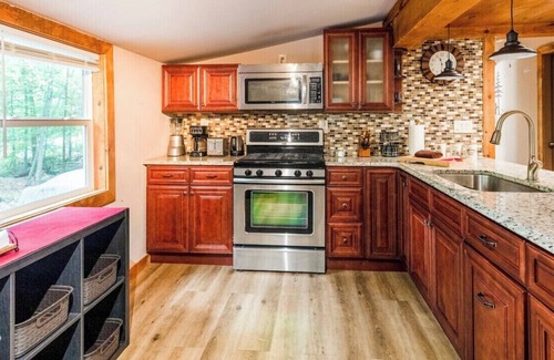 East Stroudsburg Cabin | The Nook - lodge cabin with hot tub at Shawnee Mtn