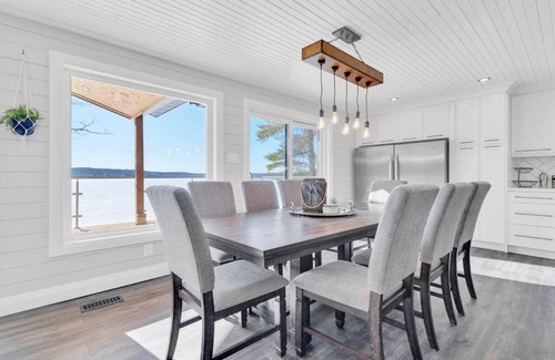 Centre Hastings Villa | The North Shore - Waterfront Cottage