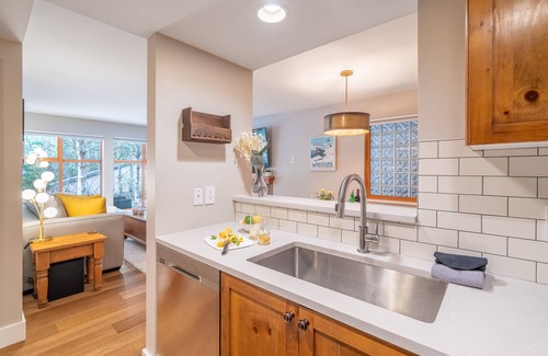 Whistler Cay Estates House | The North Star 1Bdr Townhouse w'Pool&Hot tub