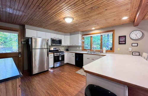 Birch Hill House | The North Woods Escape | 5BDRM, Hot Tub, Game Room