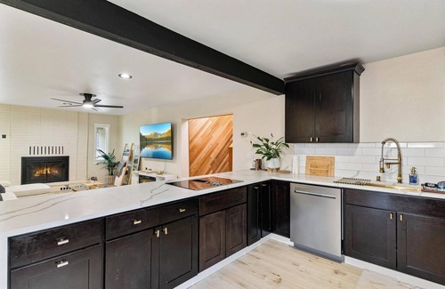 Eastside House | The NorthWest Vibes 6bd/3ba w/GameRoom Covered String Light Deck w/BBQ&Firepit
