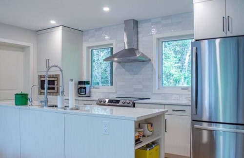 Kawartha Lakes House | The Nottage-4BR, AC, Pet-friendly, Unlimited Wifi!