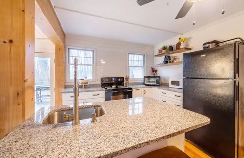 Danbury House | The Nugget: Sunlit Cottage with Hot Tub & Fire Pit