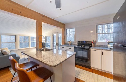 Danbury House | The Nugget: Sunlit Cottage with Hot Tub & Fire Pit