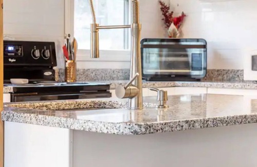 Danbury House | The Nugget: Sunlit Cottage with Hot Tub & Fire Pit