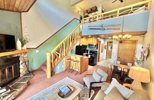 Lutsen House | The Oak Cottage Ski in out Pool Hot Tub Views of Lutsen Mtn