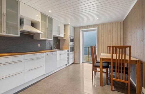 Etne House | The Oak Courtyard - Charming 3-bedroom estate in Etne, Vestland