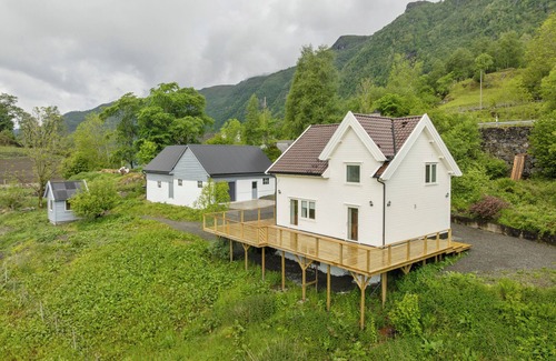 Etne House | The Oak Courtyard - Charming 3-bedroom estate in Etne, Vestland
