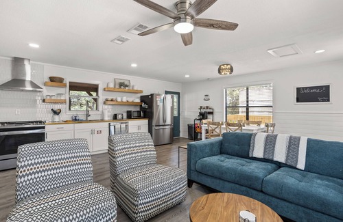 Boerne House | The Oak Haus ~ TX Hill Country escape with hot tub and game room!