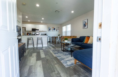 Southeastern Sacramento House | The Oak House Foosball/Pets/ModernArt/Getaway/4bd