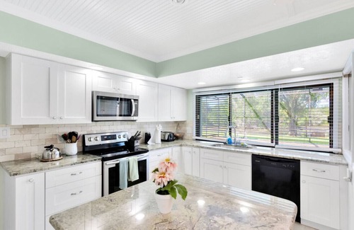 Lakeview Village House | The Oak house. HEATED Pool. Waterfront. Fire pit. Swings