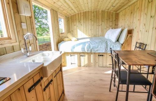 Whitchurch House | The Oak Hut