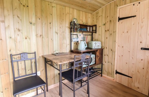 Whitchurch Cottage | THE OAK HUT, pet friendly, with hot tub in Whitchurch