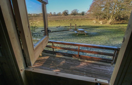 Whitchurch Cottage | THE OAK HUT, pet friendly, with hot tub in Whitchurch