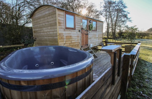 Whitchurch Cottage | THE OAK HUT, pet friendly, with hot tub in Whitchurch