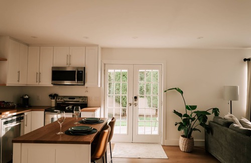 Upper Ten Oaks House | The Oak Suite! Moments Away From Ledgeview Golf Club, Local Wineries And Shops!