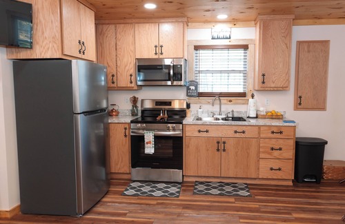 Grottoes Cabin | The Oak Tree House- Firepit, Hot Tub, Mountain Views!