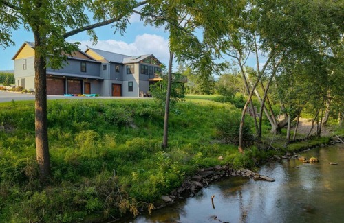 Loyalton House | The Oakdale Retreat with Pickleball Court