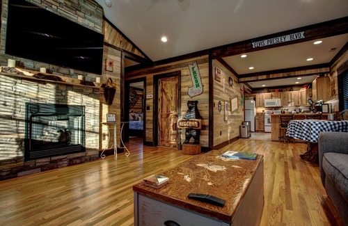 Oakley House | The Oakley House | Quaint, Cabin-Themed Home in Asheville | Close to the Biltmore Estate