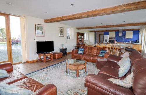 Loppington Cottage | THE OAKS, family friendly, luxury holiday cottage in Cockshutt