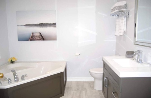 Central Frontenac House | The Oaks Lake House