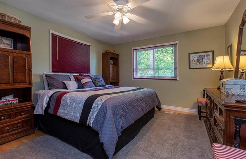 Central Frontenac House | The Oaks Lake House