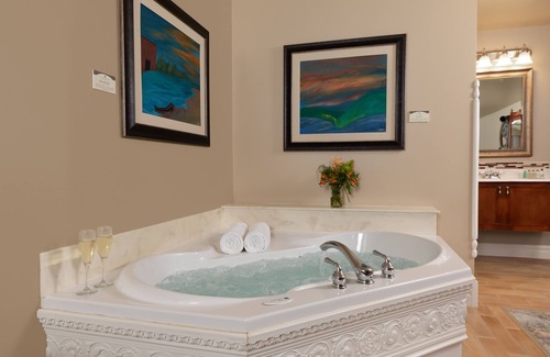 Spirit Lake Bed & Breakfast | The Oakwood Inn – Adults Only