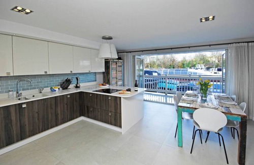 Henley House | The Oars - Riverfront Property