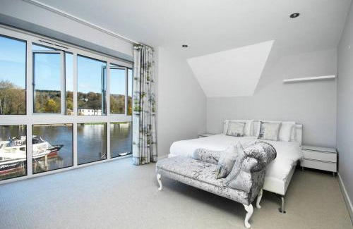 Henley House | The Oars - Riverfront Property