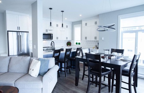 Harrison Hot Springs Apartment | The Oasis | Lake + Mtn Views + Fireplace + Sleeps 6
