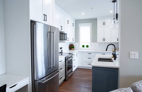 Harrison Hot Springs Apartment | The Oasis | Lake + Mtn Views + Fireplace + Sleeps 6