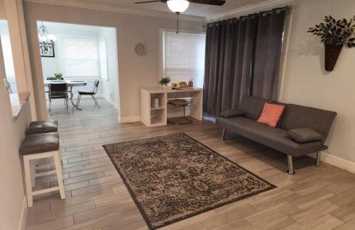 Murray Hill House | ☆The Oasis in Murray Hill☆ -sleeps 8- WiFi- Cozy