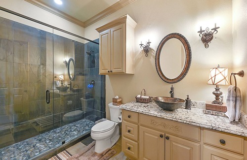 Brazos Valley Cabin | The Oasis on 358, Luxury Safari Estate, 8BR, Sleeps 20, Resort-Style Pools