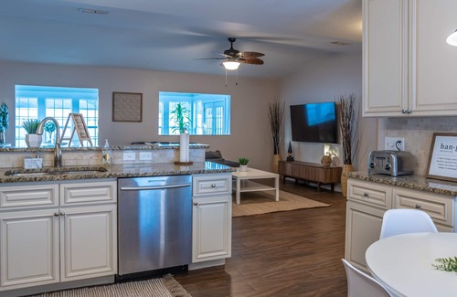 Girvin House | The Oasis Retreat Jax w/HEATED Pool, Tikibar/Lounge area ⛱