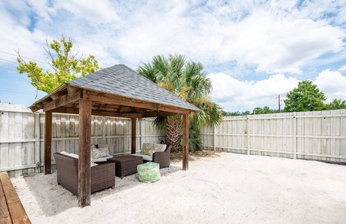 Girvin House | The Oasis Retreat Jax w/HEATED Pool, Tikibar/Lounge area ⛱