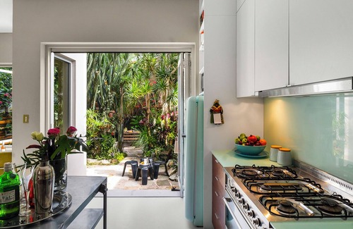 Redfern House | The Oasis tropical paradise: huge architect designed sandstone hideaway +pets✔️