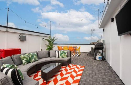 Nashville House | The Oasis Tropical villa with rooftop views