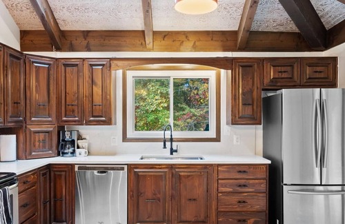 Kabletown Cabin | The Oculus - Huge Cabin with a Hot Tub!