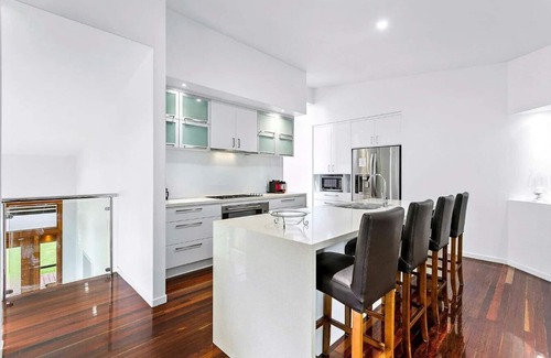 Toogoom House | The Office - Direct Access toToogoom Beach-Sleeps 6-Smart TV-Wifi-Pets