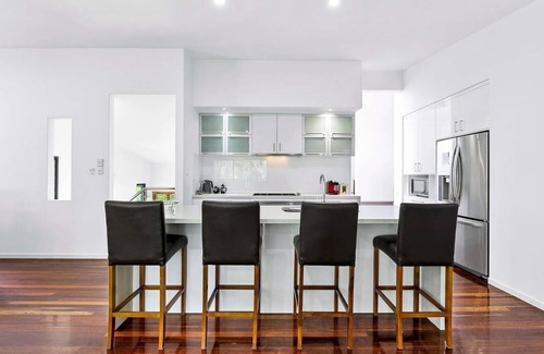 Toogoom House | The Office - Direct Access toToogoom Beach-Sleeps 6-Smart TV-Wifi-Pets