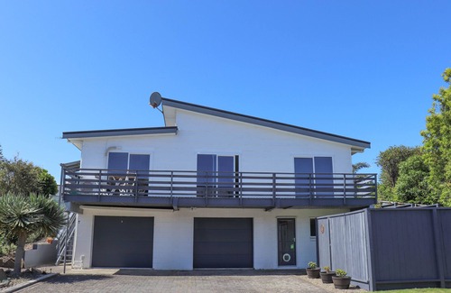 Ohope House | The Ōhope Beach Hideaway: Modern beach house, 3 minutes from white sand beach.