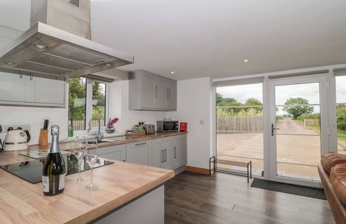 Middlezoy Cottage | THE OLD AMBULANCE HOUSE, pet friendly, with a garden in Middlezoy