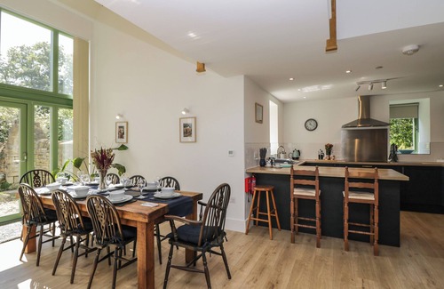 South Leigh Cottage | THE OLD BARN, character holiday cottage, with open fire in Eynsham