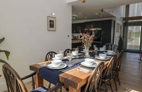 South Leigh Cottage | THE OLD BARN, character holiday cottage, with open fire in Eynsham