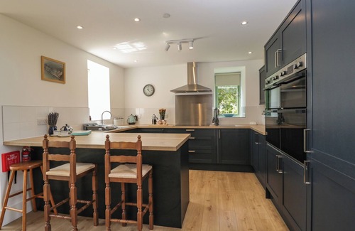 South Leigh Cottage | THE OLD BARN, character holiday cottage, with open fire in Eynsham