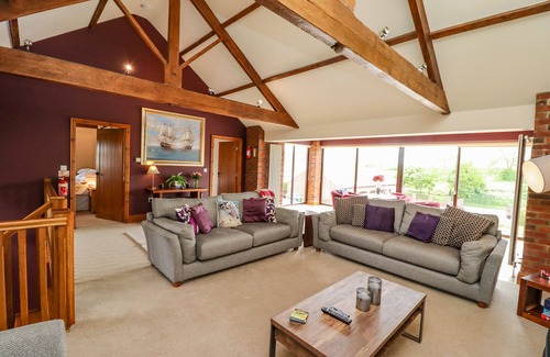 Thwing Cottage | THE OLD BARN, family friendly, with pool in Great Driffield