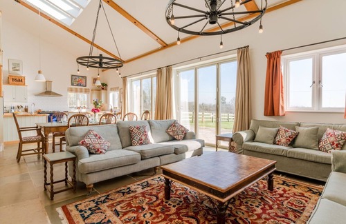 Witney Cottage | The Old Barn, Witney - sleeps 6 guests in 3 bedrooms