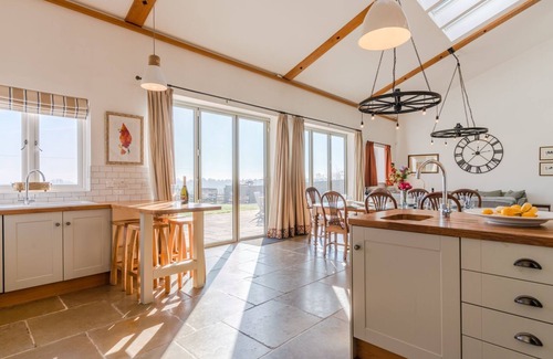 Witney Cottage | The Old Barn, Witney - sleeps 6 guests in 3 bedrooms